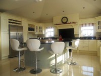 Grisvert island and cream kitchen in a Traditional Style Kitchen.